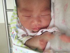 虽年过花甲，宝宝的降临却让他宛如新生